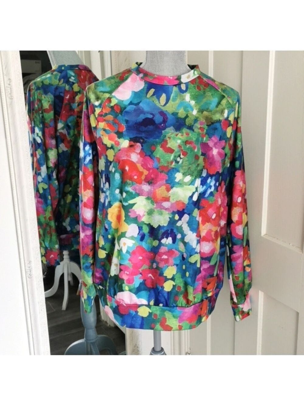 Long sleeve arty vibrant floral sweater. Ditzy floral. Size XL. EUC